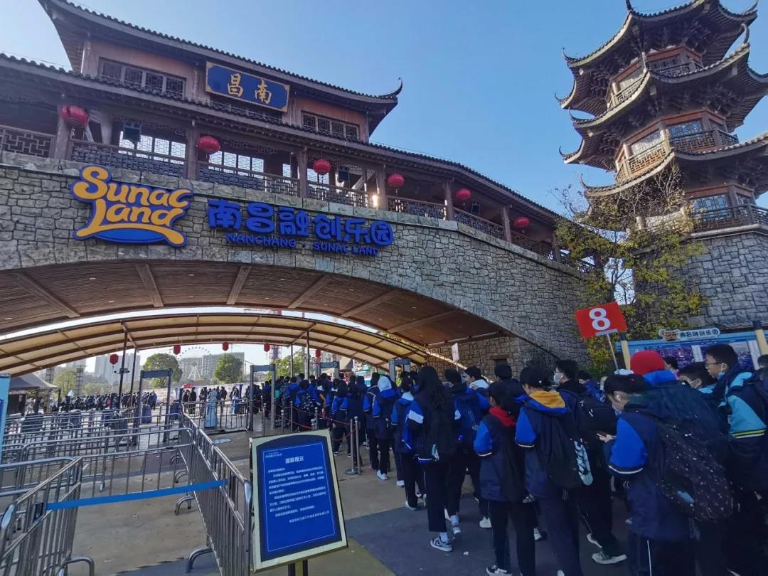 民德學(xué)校 2021-12-02 17:51 圖片 關(guān)注我啦   為深入貫徹中共中央辦公廳、國務(wù)院關(guān)于&ldquo;雙減&rdquo;工作的要求，進(jìn)一步為學(xué)生課業(yè)負(fù)擔(dān)做&ldquo;減法&rdquo;、健康成長做&ldquo;加法&rdquo;。近日，南昌民德學(xué)校開展了為期一天的研學(xué)之旅，讓學(xué)生在活動(dòng)中享受成長和學(xué)習(xí)的快樂，實(shí)現(xiàn)德智體美全面發(fā)展。  圖片   初冬正暖，陽光正好  研學(xué)之旅，快樂出行  在活動(dòng)中體驗(yàn)快樂，在實(shí)踐中收獲成長！   圖片圖片 圖片 圖片 圖片