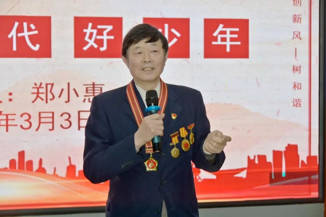 春風(fēng)十里，不如學(xué)雷鋒的你